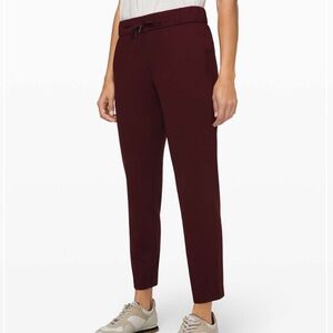 Lululemon On the Fly Pant 7/8 in Garnet Size 4